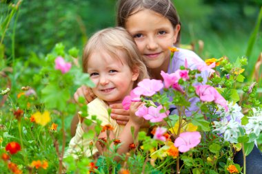 kardeşler arasında çiçek.
