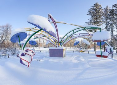 Şehir parkında kış.