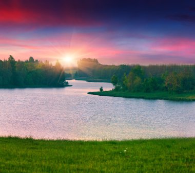 Gölün üzerindeki yaz manzarası.