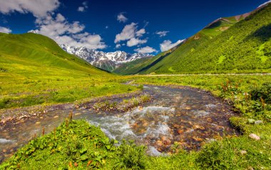 nehir dağ eteklerinde, mt. olan