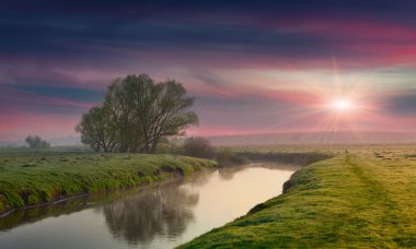 Yaz gündoğumu Nehri üzerinde.