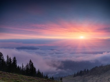 Dağlarda gün doğumu