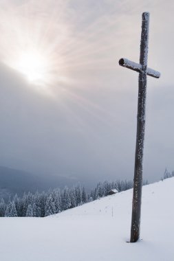 Kışın dağlarda çapraz