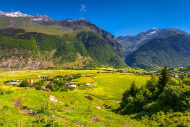 köy zhabeshi içinde Alpine meadows.