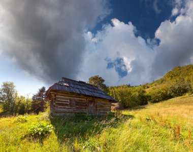 Dağlarda eski bir ev