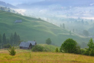 puslu dağlar köy sabah.