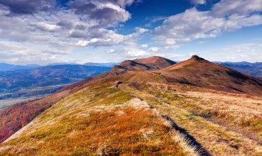 Dağlarda sonbahar manzarası