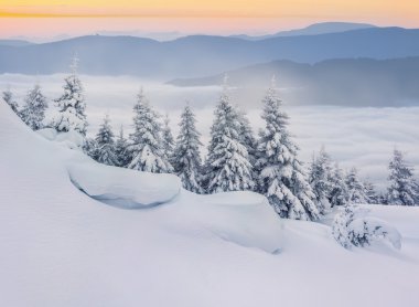 Kış dağlarda kar yağışı.