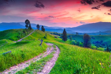 Yaz gündoğumu dağ köyü