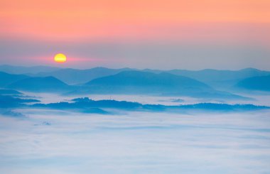 Sunrise denize dağlarda sis