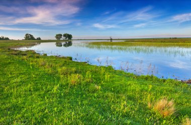Gölün üzerindeki bahar manzarası