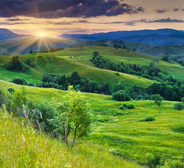 Karpat Dağları'nda renkli günbatımı.