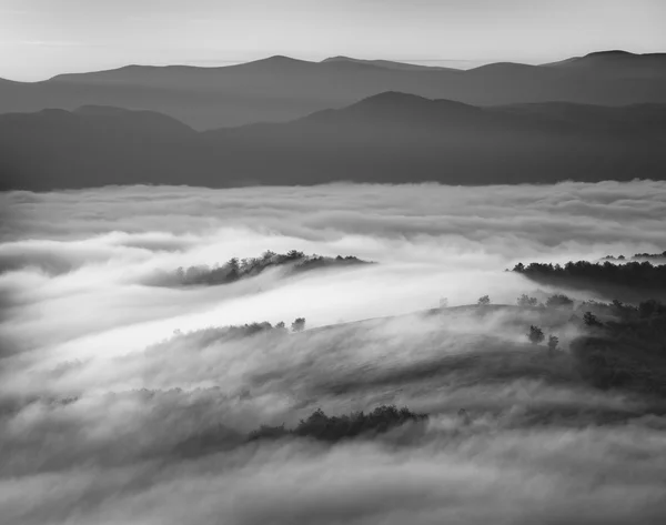 Black and white foggy mountains — Stock Photo, Image