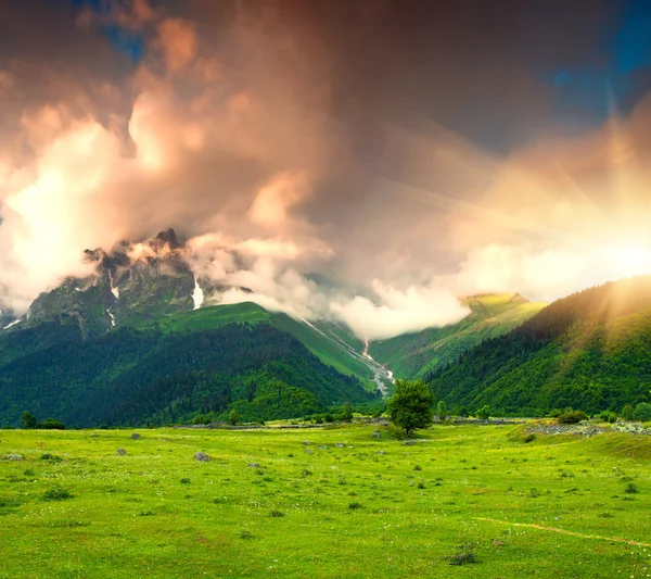 Pôr do sol colorido nas montanhas — Fotografia de Stock
