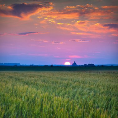 Köyün Kilisesi ile yaz günbatımı