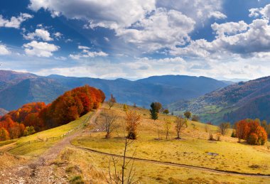 Dağlarda sonbahar manzarası