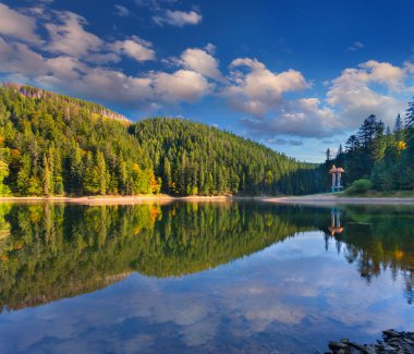 dağ gölü yaz peyzaj.