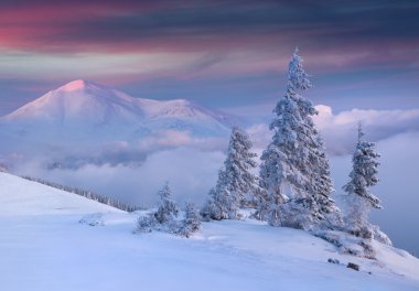 Dağlarda kış manzarası.