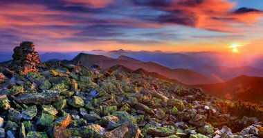 Dağlarda sonbahar manzarası.