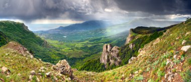 Yağmurdan önce yaz peyzaj