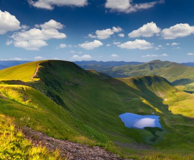 Dağlarda yaz manzarası