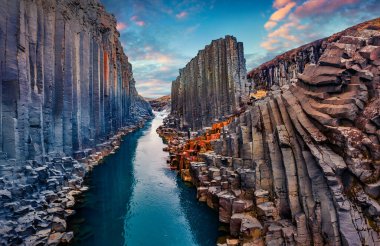Studlagil Kanyonu 'nda fantastik bir yaz günbatımı. Jokulsa Bru nehrinin inanılmaz akşam manzarası. İzlanda, Avrupa 'nın muhteşem doğa manzarası. Doğa konseptinin güzelliği.