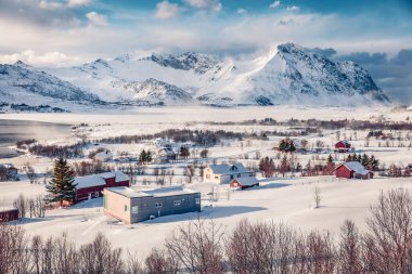 Vestvagoy Adası, Norveç, Avrupa Boston köyünün hava manzarası. Lofoten Adaları 'nın muhteşem sabah manzarası. Norveç denizinin puslu kış manzarası. Kutup dairesi üzerinde yaşam.