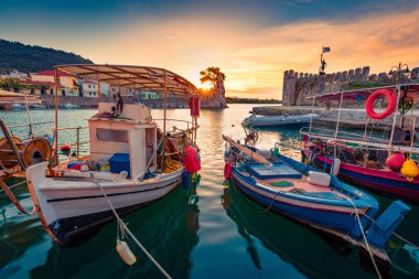 Korint Körfezi, Yunanistan, Avrupa 'nın şaşırtıcı sabah manzarası. Popüler turizm beldesi Nafpaktos limanında fantastik bir gün doğumu. İyon Denizi 'nin muhteşem deniz manzarası. Seyahat konsepti arka planı.