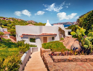 Akdeniz tarzı çatıları olan küçük Rafael limanının harika sabah manzarası. Palau 'nun Olbia-Tempio ili Sardinya adasının güneşli yaz manzarası, İtalya, Avrupa. Seyahat konsepti arka planı.