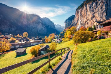 İlk gün ışığı Lauterbrunnen köy vadisinde parlıyordu. İsviçre Alpleri 'nde etkileyici bir açık hava sahnesi, Bernese Oberland, Bern, İsviçre kantonunda. Seyahat konsepti arka planı