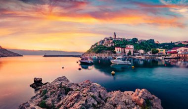 Vrbnik kasabasının sakin sabah manzarası. Adriyatik Denizi, Krk Adası, Kvarner Körfezi takımadaları, Hırvatistan ve Avrupa 'nın büyüleyici yaz deniz manzarası. Akdeniz ülkelerinin güzel dünyası. Seyahat konsepti arka planı.