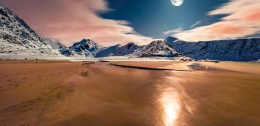 Utakleiv sahilinde bir gece, Norveç, Avrupa. Lofoten Adaları takımadalarının panoramik kış manzarası. Kutup dairesi yerine hayat. Doğa konseptinin güzelliği.