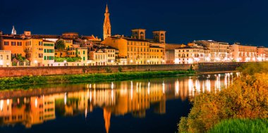 Santa Croce Kilisesi ve Arno Nehri 'nin yaz manzarası. Floransa, Toskana, İtalya 'nın panoramik akşam manzarası. Seyahat konsepti arka planı. 