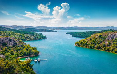 Prokljansko Gölü manzaralı. Krka Ulusal Parkı, Hırvatistan, Avrupa 'nın parlak sabah manzarası. Akdeniz ülkelerinin güzel dünyası. Seyahat konsepti arka planı.