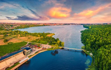 Ternopil Gölü 'nün uçan insansız hava aracı görüntüsü. Seret Nehri 'nde muhteşem bir yaz günbatımı. Ternopil kasabası, Ukrayna, Avrupa 'nın harika sabah manzarası. Seyahat konsepti arka planı.