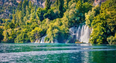 Krka şelalelerinin çekici yaz manzarası. Krka Ulusal Parkı 'nın sabah manzarası, Roski Tokat mekanı, Hırvatistan, Avrupa. Akdeniz ülkelerinin güzel dünyası.