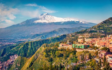 Uçan İHA 'nın görüntüsü. Arkadaki Taormina kasabası ve Etna yanardağının güzel sabah manzarası. Sicilya, İtalya ve Avrupa 'nın muhteşem yaz manzarası. Seyahat konsepti arka planı