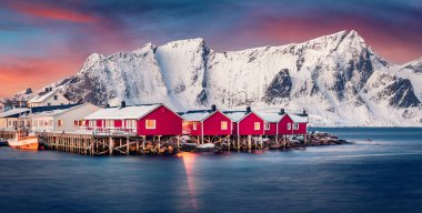 Küçük balıkçı kasabasının panoramik kış şehri Hamnoy, Norveç, Avrupa. Norveç denizinin resimli sabah deniz manzarası. Lofoten Adası 'nın ikonik manzarası. Kutup dairesi üzerinde gün batımı.