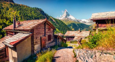 Matterhorn (Monte Cervino, Mont Cervin) ile birlikte Zermatt köyünde sevimli bir yaz sabahı. İsviçre Alpleri, Valais Kantonu, İsviçre, Avrupa 'da harika bir açık hava sahnesi.