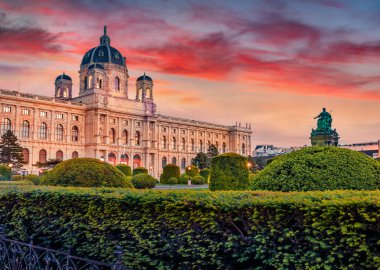 Maria Theresa Meydanı 'nın ünlü Naturhistorisches Müzesi (Doğal Tarih Müzesi) ve MariaTheresia Anıtı ile muhteşem bir bahar sahnesi. Viyana, Avusturya ve Avrupa 'nın çarpıcı sabah manzarası.