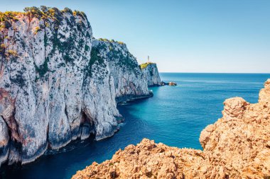Eski deniz feneriyle Cape Lefkatas 'ın harika sabah manzarası. İyon Denizi 'nin muhteşem ilkbahar deniz manzarası. Lefkada Adası, Yunanistan, Avrupa 'da inanılmaz bir manzara. Doğa konseptinin güzelliği.