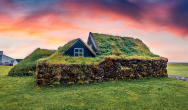 İzlanda 'nın kırsal kesimindeki evlerin tipik manzarası. Güney İzlanda, Avrupa 'daki Skogar köyünde büyüleyici bir yaz günbatımı. Seyahat konsepti arka planı.