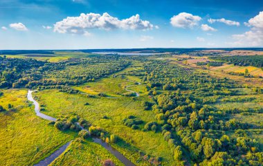 Seret Nehri 'nin havadan yaz manzarası. Ternopil kırsalının güzel bir sabah manzarası, Ukrayna, Avrupa. Yeşil Vadi 'nin uçan insansız hava aracından görüntü.