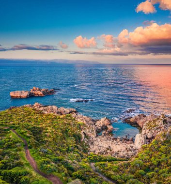 Uçan İHA 'nın görüntüsü. Venüs Havuzu 'nun sabah görüntüsü. Milazzo yarımadasında inanılmaz bir yaz gündoğumu. Sicilya, İtalya, Avrupa 'nın renkli sabah manzarası. Doğa konseptinin güzelliği.