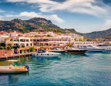Poltu Quatu limanının güzel yaz manzarası. Lüks yatı ve motorlu teknesi var. Sardunya adası, İtalya, Avrupa 'nın göz kamaştırıcı sabah manzarası. Parlak Akdeniz manzarası. Seyahat konsepti arka planı.