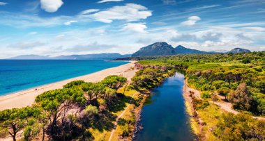 Uçan İHA 'nın görüntüsü. Osala Sahili 'nin muhteşem sabah manzarası. Sardunya Adası, İtalya, Avrupa 'nın güneşli manzarası. Akdeniz 'in çarpıcı deniz manzarası. Seyahat konsepti arka planı. 