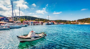 Fiskardo limanının harika bahar manzarası. İyon Denizi 'nin güzel sabah deniz manzarası. Kefalonia Adası, Yunanistan ve Avrupa 'nın güzel bir açık hava manzarası. Seyahat konsepti arka planı.