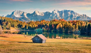 Arka planda Westliche Karwendelspitze sıradağlarıyla Wagenbruchsee (Geroldsee) gölünün renkli akşam manzarası. Bavyera Alpleri, Almanya ve Avrupa 'nın muhteşem sonbahar sahnesi. 