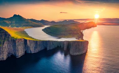 Sorvagsvatn Gölü, Vagar, Faroe Adaları, Danimarka, Avrupa 'dan muhteşem bir akşam manzarası. Atlantik Okyanusu 'nda muhteşem bir yaz günbatımı. Güzel yaz manzarası