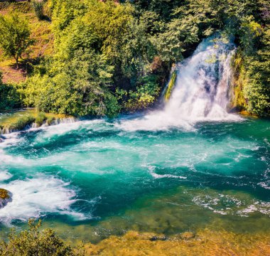 Skradinski Buk şelalesinin güneşli yaz manzarası. Krka Ulusal Parkı, Lozovac Köyü, Hırvatistan, Avrupa 'nın inanılmaz sabah manzarası. Akdeniz ülkelerinin güzel dünyası.